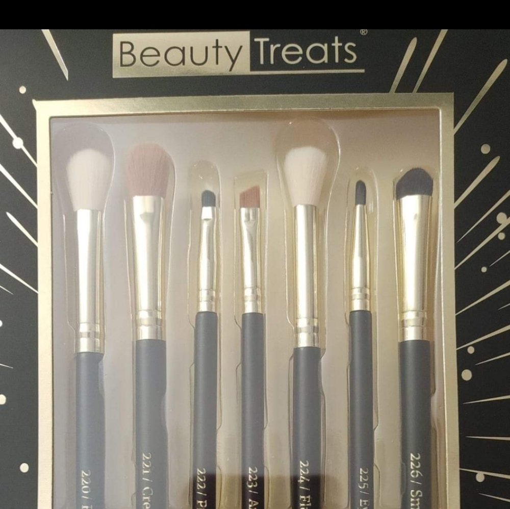 Eye shadow brushes